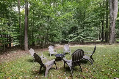 Image de Cozy Mountain get away with firepit and lake.