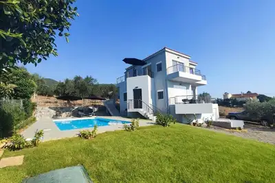 Image de New modern luxury apartment with garden swimming pool & a view of Messinian Gulf