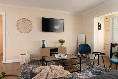 Image de 4 Bedroom Single Family home 5 mins to University!