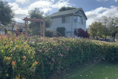 Image de Private country cottage with gazebo and rose garden. Wineries nearby.