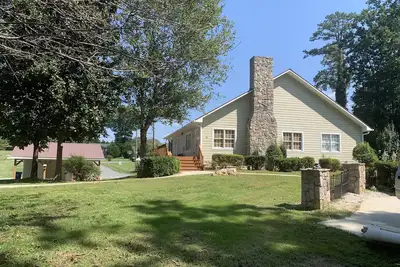 Image de Spacious Private Suite minutes from downtown