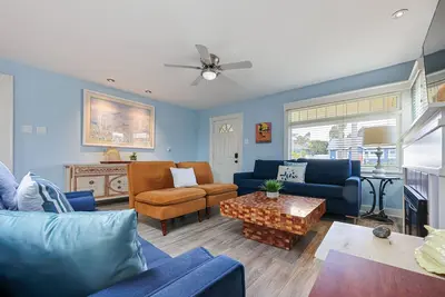 Image de New Listing - 2 br, 2 bth, fully fenced home - The Sunnyside Up Beach Cottage
