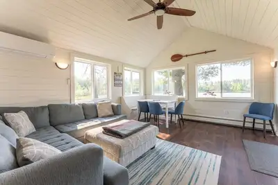 Image de Yacht Club cabin on Burntside, with sauna