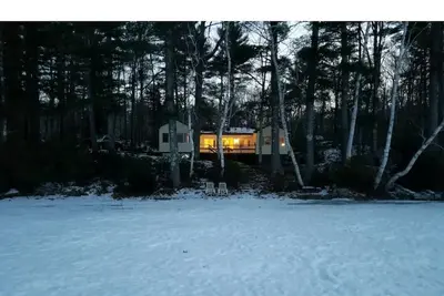 Image de Private Lake Shore Cottage Hot Tub