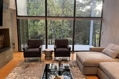 Image de Contemporary home with pool and tennis court, 3 mins from Sugarbush