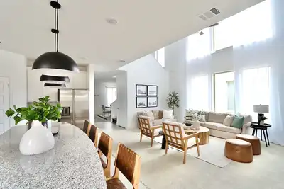 Luxe Living 4-bedroom with Fireplace, Fire Pit, & Game Room