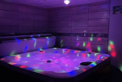 Image de Adults Only Cozy home with Hot tub inDetached Entertainment Garage-No Parties