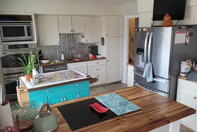 Image de Cheerful 4-bedroom home with backyard and pet friendly.