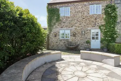 Owls Roost, pet friendly, with hot tub in Gorran Haven
