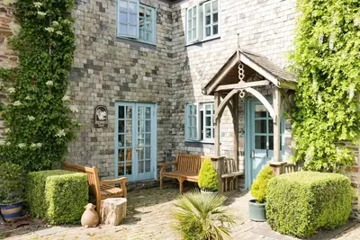 Squirrels Dray, pet friendly, with hot tub in Gorran Haven