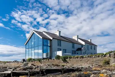 Image de Hen Cymyran - a house on the beach that sleeps 15 guests in 8 bedrooms