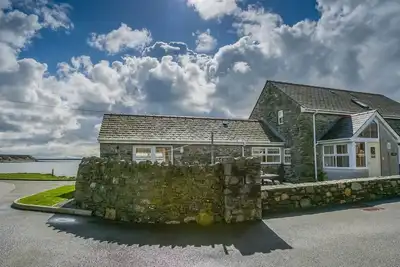 Image de Efail Penrhyn - an on the beach that sleeps 6 guests in 3 bedrooms