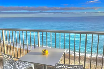 Image de \"Seaviews By Jenni Menton \"  \" La Suite \" Superbe appartement Neuf, Front de Mer