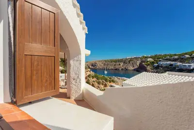 Image de Maison de vacances \"Vacaciones en Cala Morell\" avec vue sur la mer et jardin.