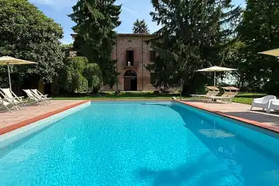 Image de Court \"Desert. Ancient building with swimming pool