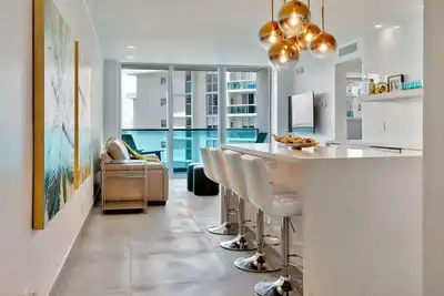 Image de Beach front 2/1. 5 luxuriously renovated space New! Rare find. . .