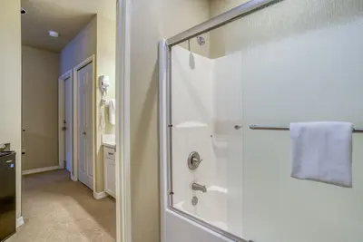 Image de Enjoy Five Bedrooms on the Deschutes River at Mt. Bachelor Village Resort Condo!