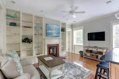 Image de Renewed Historic Carriage House at Harcourt Manor