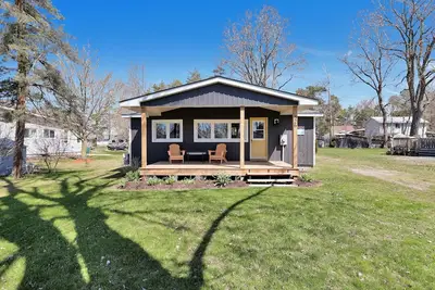 Image de Cozy Beach Cottage with Sauna & Spacious Backyard just 5mins from the Beach