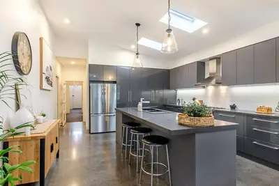 Diana's Place - Centrally located