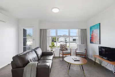 Image de Renovated Takapuna 2br Apt | Parking & Skytower