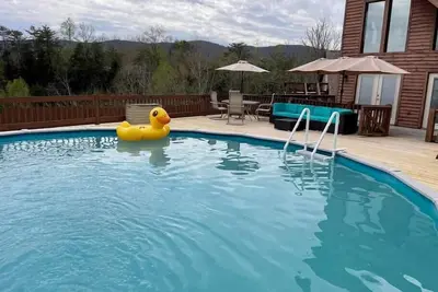 Image de Large lake home with room to play.
