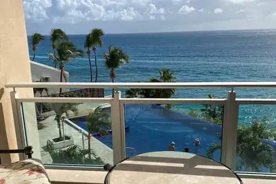 Image de The Cliff Luxury Condo, Oceanfront, infinity pool 3 Shades of blue!