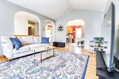 Image de 4 bd 2. 5b 8 guests | Game Room | Large Backyard