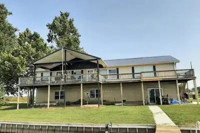 Image de Large Lakefront House