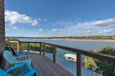 Image de Rustic Lake Travis Waterfront Home Amazing Lake Views From Every Deck!