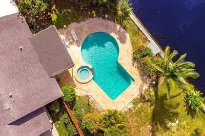 Image de Waterfront Paradise with Tropical Palms, Swimming Pool & Hot Tub + Huge Backyard