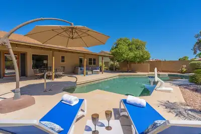 Image de Huge, heated pool. Family friendly, toys for all! Big & beautiful backyard!