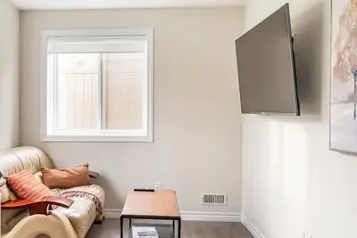 Image de 3br Sunshine basement w separate entrance Waterloo