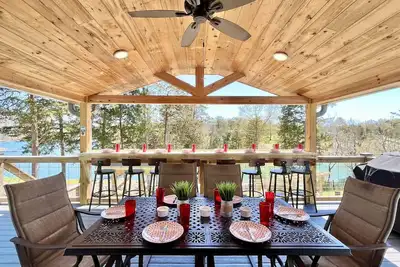 Image de Lakefront w/few steps to water & private boat dock