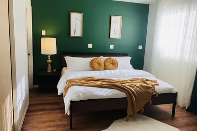 Image de Luxury Guest Suite - Close to lake, beach, and DTs