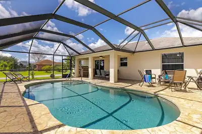 Image de Villa Blanca - Private family-friendly home w/electric-heated pool & bikes! - Swfl Rentals