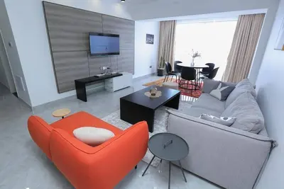 Image de Tastefully furnished 3 bedroom. apartment!