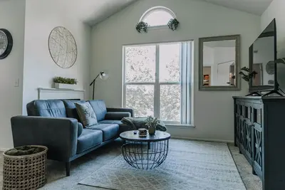 Image de Cozy  apartment with hot tub/pool only minutes from canyons!