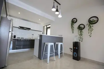Image de Tastefully furnished 3 bedroom apartment.