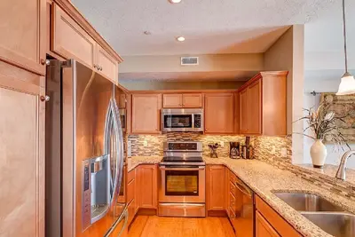 Image de 2br/2ba Lakefront Condo 305 Private Beach/Balcony-until 4/1\nRent 2/3rd free-ask!