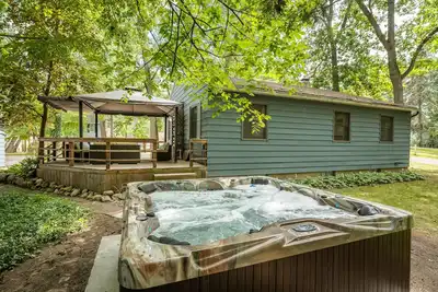 Image de Gun Lake 4 Bd/2ba Home w/ Hot Tub Near Casino/Winery