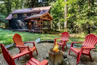 Epic Lodge at Mt. Baker - Dog Friendly, Hot Tub, New Furnishings, Gated