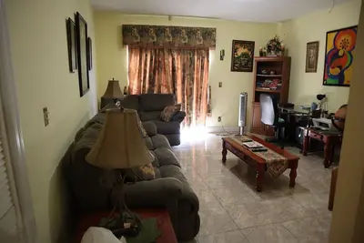 Tastefully Furnished House 3 minutes from the beach and a Bahamian settlement