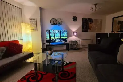 Cosy 2-Bedroom Apt + Wi-Fi + Free Parking