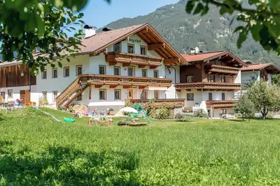 Image de Appartement \"Oberangerhof\" avec vue sur les montagnes, jardin et Wi-Fi.