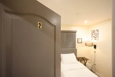 Image de Spacious luxury home 5 mins from all amenities.