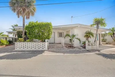 Image de Dreamy waterfront getaway with private pool, kayak, bikes, fast WiFi & gas grill