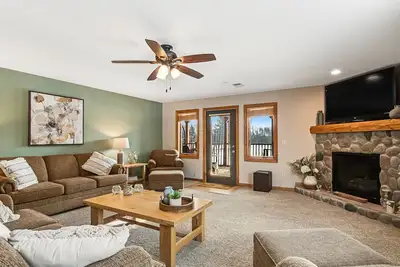 Image de Condo at waterfront resort with golf course views, central Ac, W/D, & pool