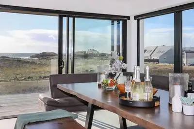 Image de Sandown House -  an on the beach that sleeps 14 guests  in 6 bedrooms