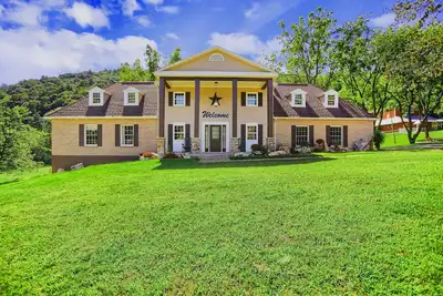 Image de Lazy 8 is a remodeled historical farmhouse in the countryside of Snyder Co. , Pa